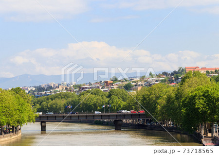 View of Kura (Mtkvari) river in Tbilisi, Georgia 73718565