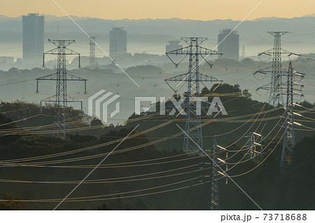 横須賀中央付近の市街地と送電線【三浦半島】2017年冬 73718688