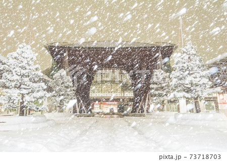 雪が舞う金沢駅鼓門 73718703