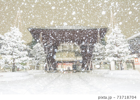 雪が舞う金沢駅鼓門 雪が舞う金沢駅鼓門 73718704