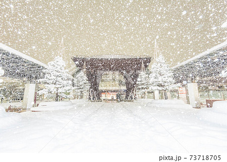 雪が舞う金沢駅鼓門 雪が舞う金沢駅鼓門 73718705