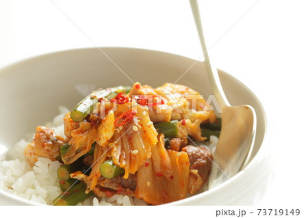 ニンニクの芽と鶏肉のキムチ炒め丼の写真素材