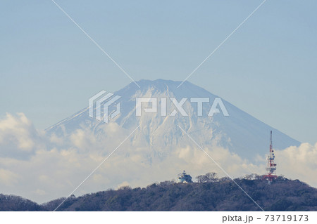 平塚市の湘南平と富士山 73719173