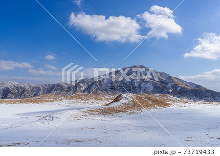 雪の阿蘇山(あそさん)草千里展望所から撮影 熊本県阿蘇地方 雪の阿蘇山(あそさん)草千里展望所から撮影 熊本県阿蘇地方 73719433