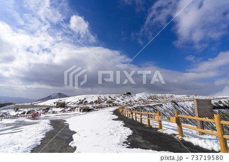 雪の阿蘇山(あそさん)山頂 熊本県阿蘇地方 雪の阿蘇山(あそさん)山頂 熊本県阿蘇地方 73719580