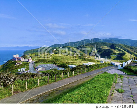 龍飛崎灯台　風の名所に立ち並ぶ風車 73719691