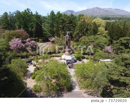 大仏　日本一の地蔵尊　真楽寺　長野県御代田町の地蔵尊を空から撮影　背景の山は信州浅間山【信州の春】 73720020