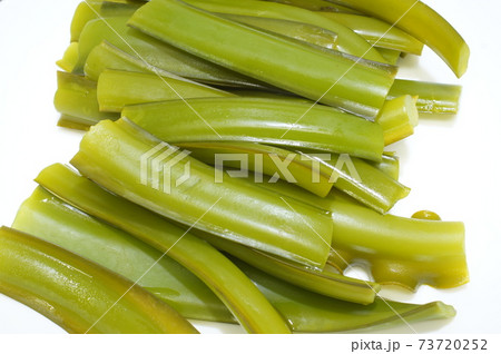 とれたて!あざやかな緑色の新鮮な茹で茎わかめ全面アップ画像 とれたて!あざやかな緑色の新鮮な茹で茎わかめ全面アップ画像 73720252