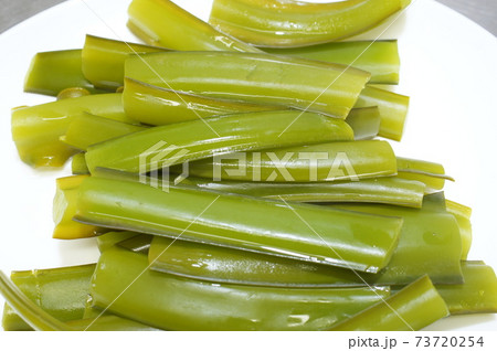 とれたて！あざやかな緑色の新鮮な茹で茎わかめ全面アップ画像 73720254
