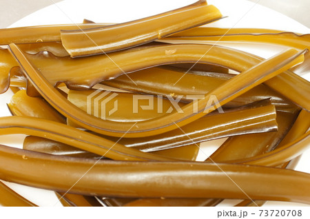 とれたて!茹でる前の茶色い新鮮な生茎わかめ全面クローズアップ画像 とれたて!茹でる前の茶色い新鮮な生茎わかめ全面クローズアップ画像 73720708