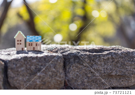 モザイクガラスの屋根の小さなおうち 73721121