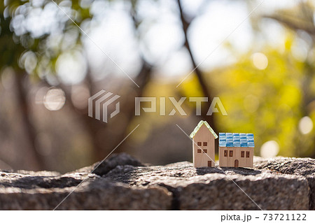 モザイクガラスの屋根の小さなおうち 73721122