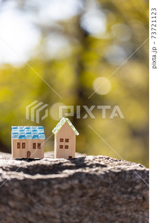 モザイクガラスの屋根の小さなおうち 73721123