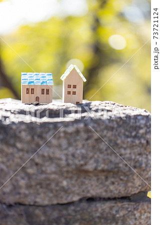 モザイクガラスの屋根の小さなおうち 73721124