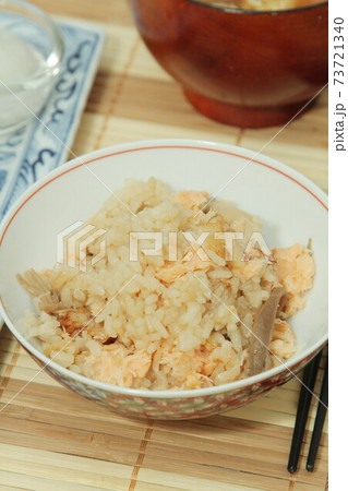鮭とキノコの炊き込みご飯 73721340