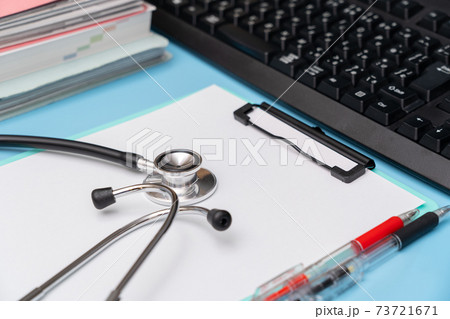 聴診器と筆記用具 聴診器と筆記用具 73721671
