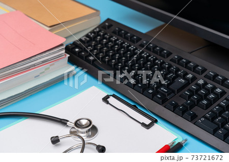 聴診器と筆記用具 聴診器と筆記用具 73721672