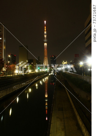 夜の東京スカイツリーのリフレクション 73721687