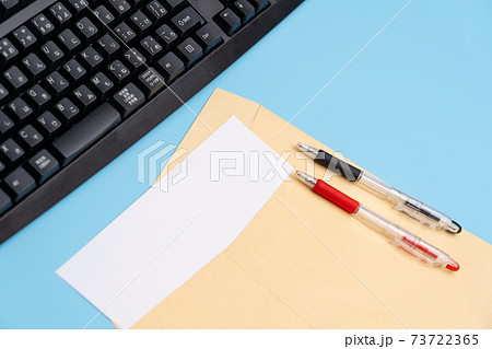 封筒と書類 封筒と書類 73722365