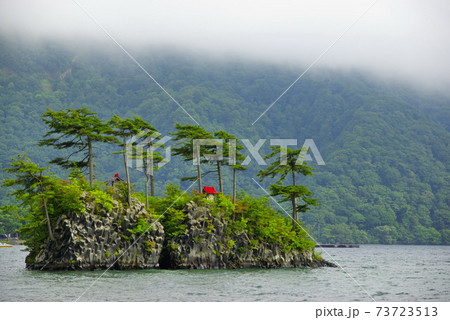 十和田湖に浮かぶ恵比寿大黒島 73723513