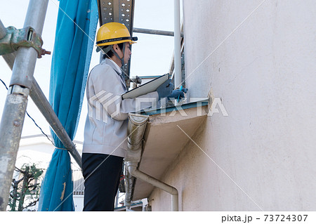 住宅の調査をするビジネスマン 73724307