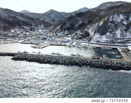 冬の北海道函館市木直漁港の雪景色を空撮 73724349