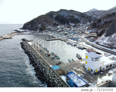 冬の北海道函館市木直漁港の雪景色を空撮 73724350