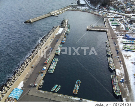 冬の北海道函館市木直漁港の雪景色を空撮 73724353