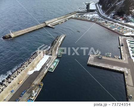 冬の北海道函館市木直漁港の雪景色を空撮 73724354