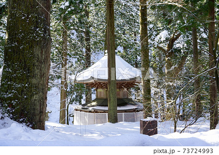 永平寺　雪の報恩塔　大雪の冬 73724993