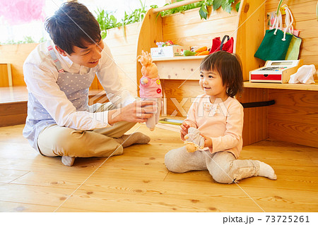 男性保育士と女の子 73725261