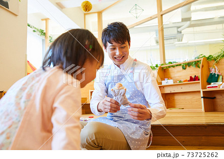 男性保育士と女の子 73725262