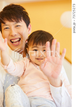 幼稚園　保育園　男性保育士と女の子 73725273