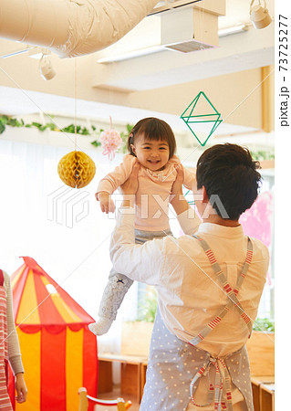 幼稚園　保育園　男性保育士と女の子 73725277