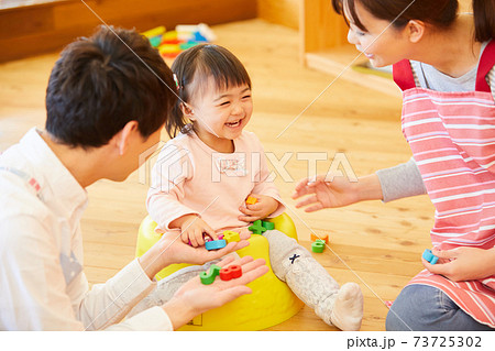 保育園　幼稚園　託児所イメージ　知育　知育玩具　　数字　数　 73725302