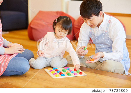 保育園　幼稚園　託児所イメージ　知育　知育玩具　　数字　数　 73725309