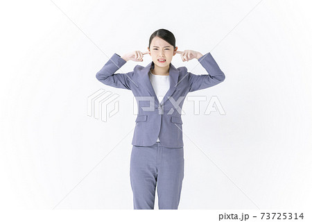 耳を塞ぐ若い女性　ビジネスウーマン 73725314