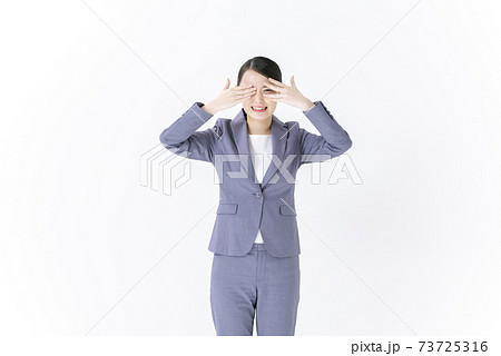 目を塞ぐ若い女性　ビジネスウーマン 73725316