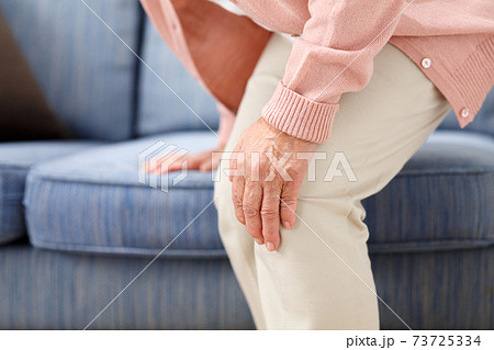 膝の痛みに悩むシニア女性 73725334