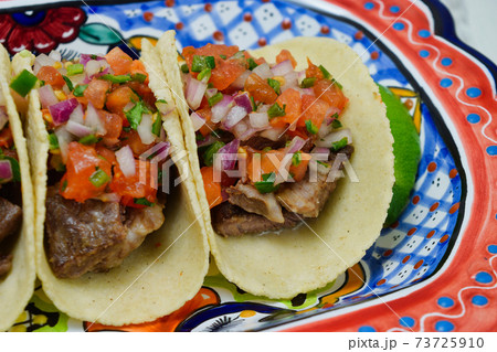 メキシコ料理のタコス　Mexican tacos 73725910