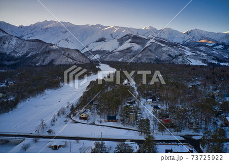 真冬の平川と白馬連山の雄大な眺め 長野県白馬村(ドローンによる空撮) 真冬の平川と白馬連山の雄大な眺め 長野県白馬村(ドローンによる空撮) 73725922