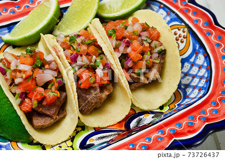 メキシコ料理のタコス Mexican tacos メキシコ料理のタコス Mexican tacos 73726437
