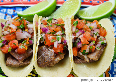 メキシコ料理のタコス Mexican tacos メキシコ料理のタコス Mexican tacos 73726487