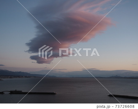 琵琶湖の上に浮かんだ朝焼けに染まったつるし雲 73726608