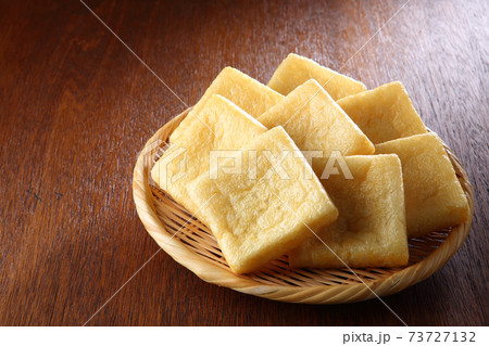 笊に盛った油揚げ 73727132