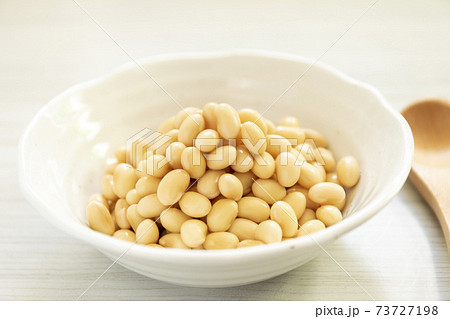 大豆の水煮と木のスプーン 73727198