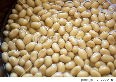 鍋の中の大豆の水煮 73727216