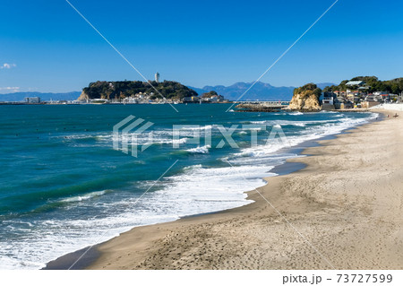 神奈川県鎌倉市 晴れ渡る七里ヶ浜と江ノ島 神奈川県鎌倉市 晴れ渡る七里ヶ浜と江ノ島 73727599