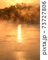 湖 日の出 霧 73727806