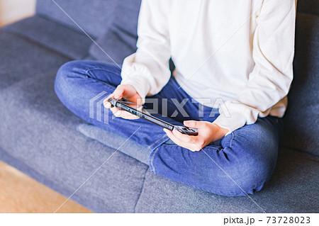 ゲーム　コントローラで遊ぶティーンエイジャー　【eスポーツ】 73728023